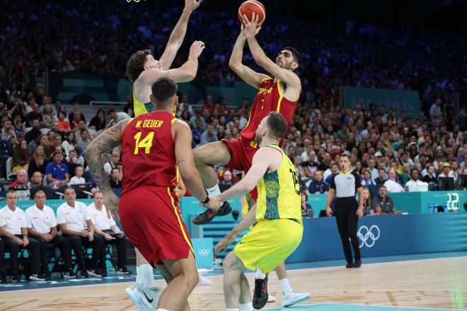 Santi Aldama tira en la derrota de España ante Australia en los Juegos (Foto: Cordon Press).