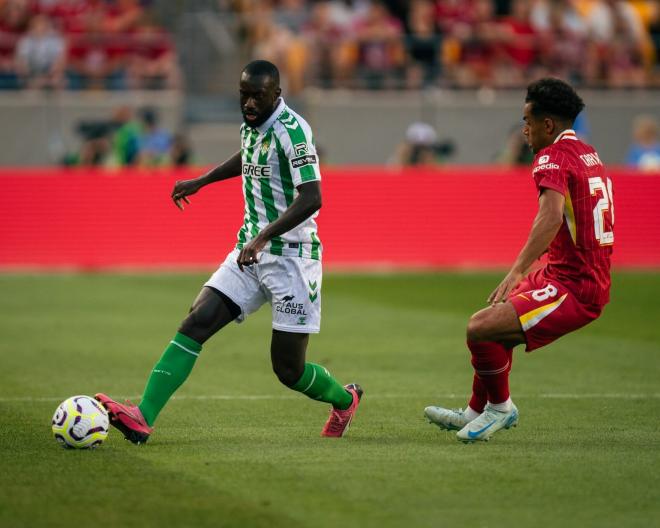 Sabaly, ante el Liverpool (Foto: RBB)