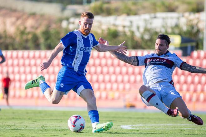 Carlos Vicente y Dela, en una acción del amistoso en La Nucía (Foto: Deportivo Alavés).