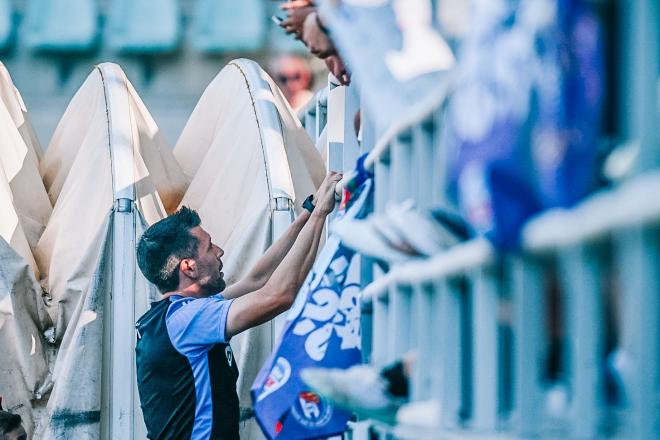 Pezzolano habla con unos aficionados en la previa al partido del Burgos CF. (Foto: Sara Cabezas).