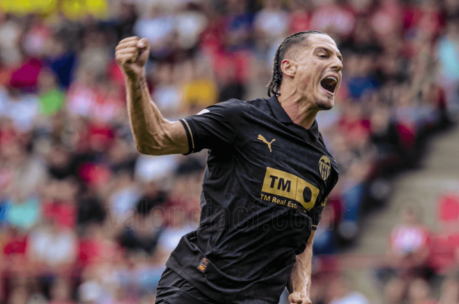 Sergi Canós celebra su gol en el PSV Eindhoven - Valencia CF