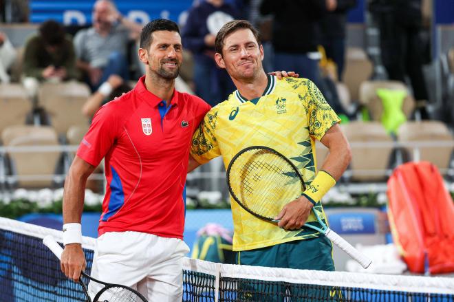 Novak Djokovic con su rival en los Juegos Olímpicos (Cordon Press)