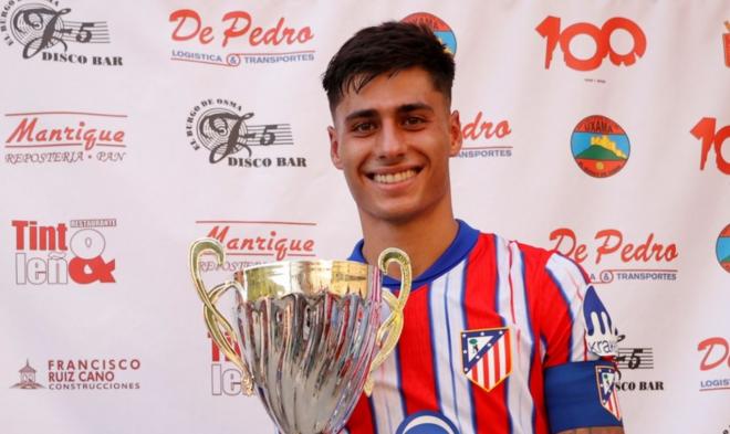 Carlos Martín posa con el Memorial Jesús Gil (Foto: Atlético de Madrid).