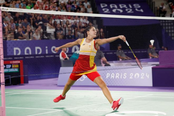 Carolina Marín golpea el volante en su estreno en París 2024 (Foto: EFE).