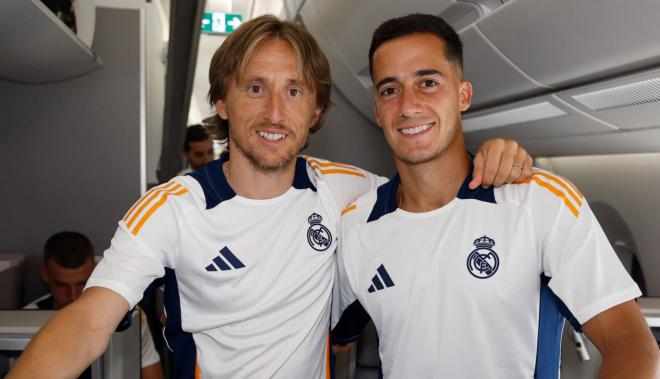 Luka Modric y Lucas Vázquez, en el vuelo del Real Madrid a EE.UU. (Foto: RMCF).