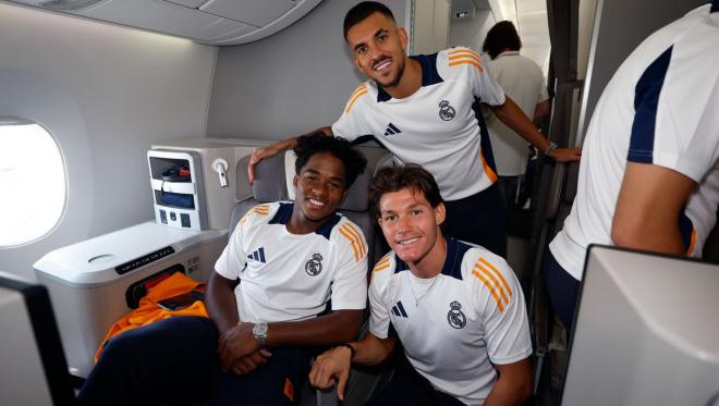 Endrick, Fran García y Dani Ceballos, en el vuelo del Real Madrid a EE.UU. (Foto: RMCF).