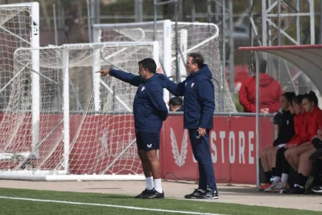 Óscar Olomo, dando instrucciones.