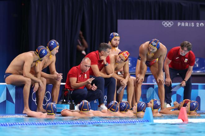 El equipo masculino de waterpolo durante el partido con Australia (@CasaReal)