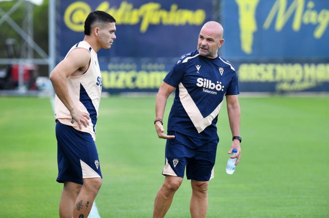 Ocampo conversa con Paco López (Foto: Cádiz CF).