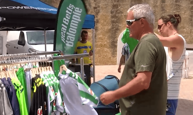 Un aficionado bético en el Betis Beach (Foto: ElDesmarque)