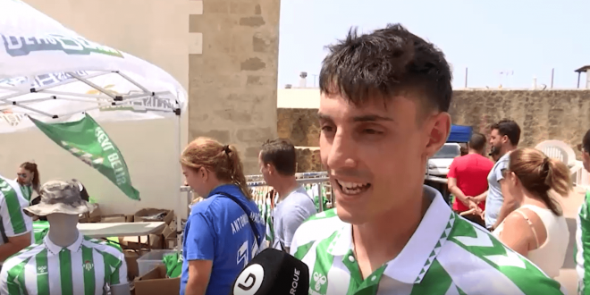 Un miembro de la organización del Betis Beach atiende a ElDesmarque (Foto: ElDesmarque)