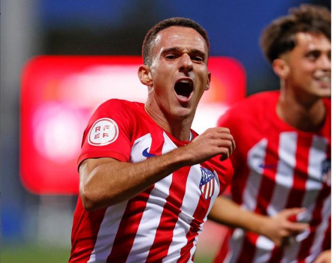 Diego Bri celebra un gol con el filial del Atlético de Madrid.