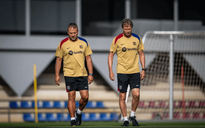 Hansi Flick, junto con un miembro de su staff en un entrenamiento del Barça (Foto: FCB).