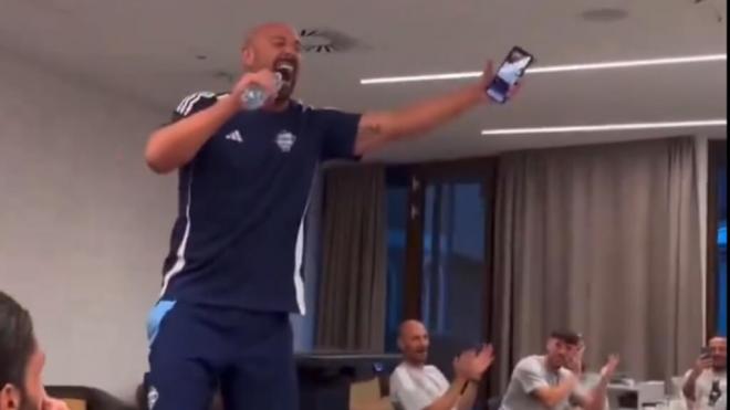 Pepe Reina canta en su presentación como jugador del Como (Foto: Como)