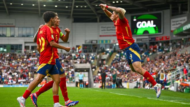 Iker Bravo celebra un un tanto con sus compañeros (Foto: RFEF)