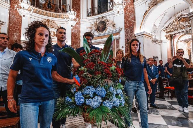 Alharilla, Andrés Fernández, Vicente Iborra y Estela Carbonell, durante la ofrenda floral (Foto: LUD).