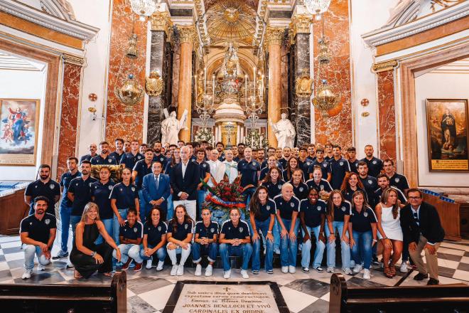 La foto de la familia tras la tradicional ofrenda floral, por primera vez conjunta (Foto: LUD).