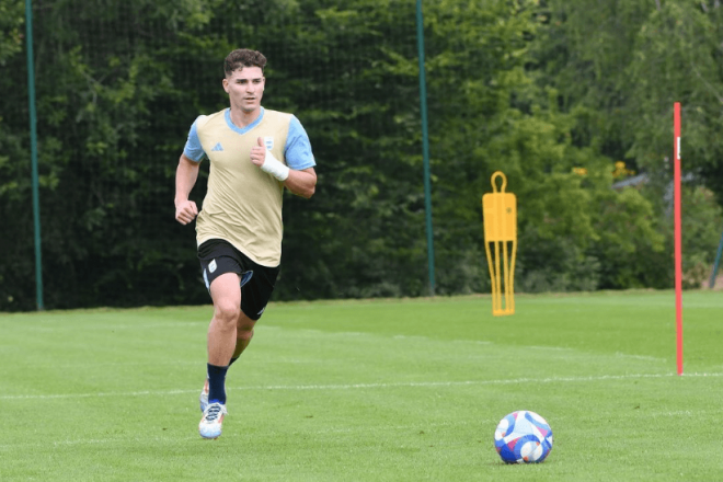 Julián Álvarez, en un entrenamiento con Argentina en los Juegos (Foto: AR).