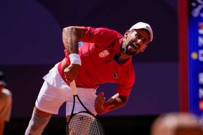 Novak Djokovic saca ante Rafa Nadal en París 2024 (Foto: Cordon Press).