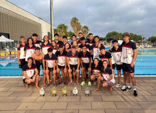 Imagen de los componentes campeones de Andalucía del Mairena de natación.