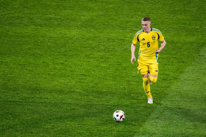 Augustinsson, durante la sesión del lunes (Foto: Kiko Hurtado).