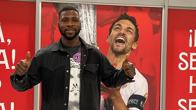 Iheanacho, en su llegada a Sevilla (Foto: Kiko Hurtado).