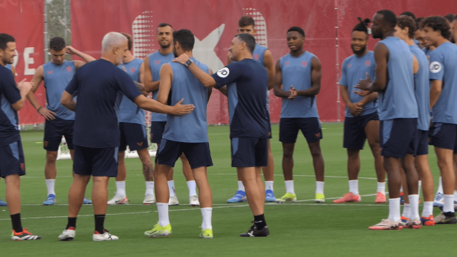 Óscar Rodríguez llega tarde al entrenamiento y se lleva los aplausos de García Pimienta