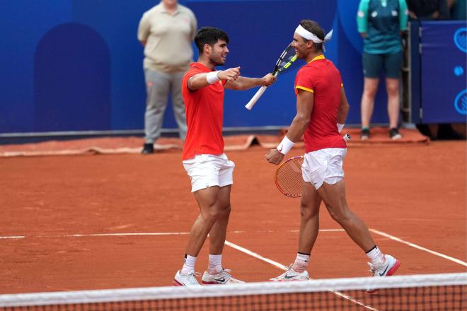 Carlos Alcaraz y Rafa Nadal celebran la victoria en octavos de París 2024 (Foto: Cordon Press).