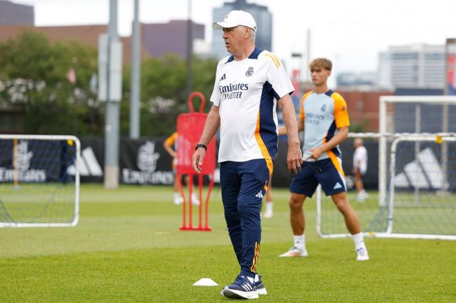 Carlo Ancelotti dirige en un entrenamiento del Real Madrid (Foto: RMCF).