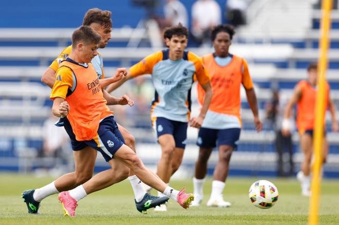 Arda Güler dispara en un entrenamiento del Real Madrid (Foto: RMCF).