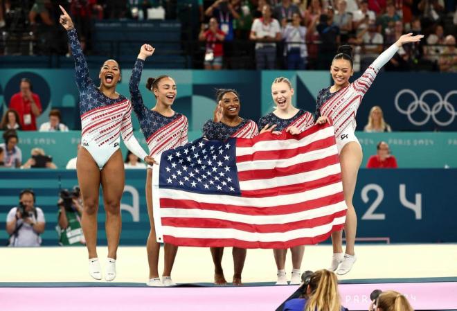 Estados Unidos celebra el oro en equipos con Simone Biles (Foto: EFE).