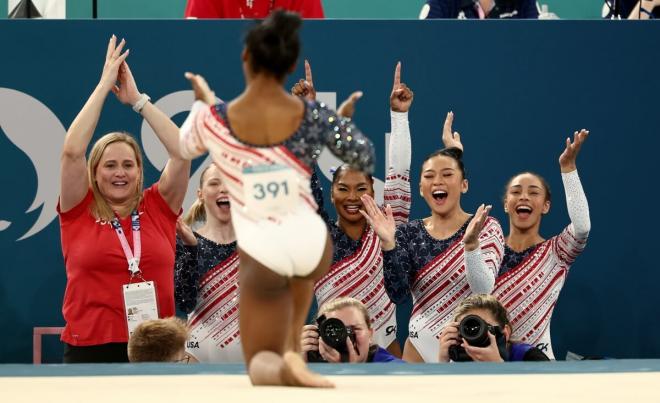 El equipo de Estados Unidos celebra la actuación de Simone Biles (Foto: EFE)