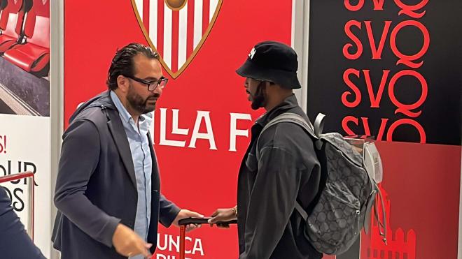 Iheanacho, en su llegada a Sevilla (Foto: Kiko Hurtado).