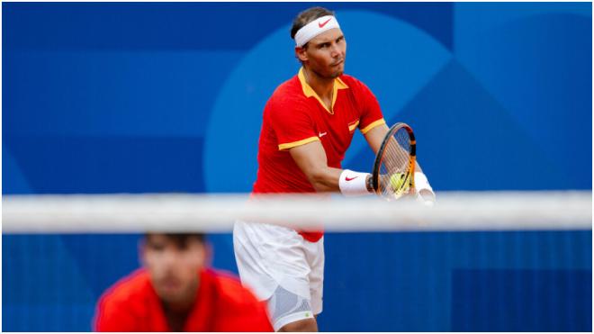 Rafa Nadal, en un saque de dobles con Carlos Alcaraz en los Juegos Olímpicos París 2024 (foto: Co