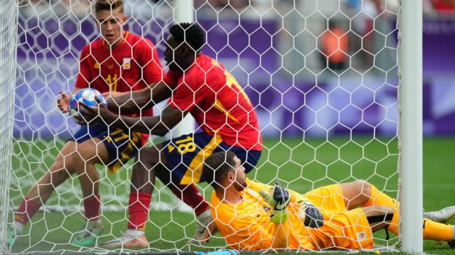 Samu Omorodion recoge el balón de la red tras marcar en el España-Egipto (foto: twitter Sefutbol)