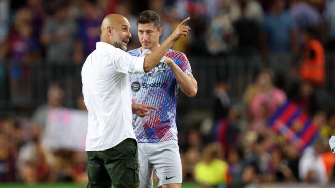 Pep Guardiola y Robert Lewandowski charlan en el último Barcelona-City (foto: Cordon Press).