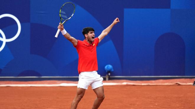 Carlos Alcaraz celebra un punto en el dobles con Rafa Nadal en los Juegos Olímpicos de París 2024