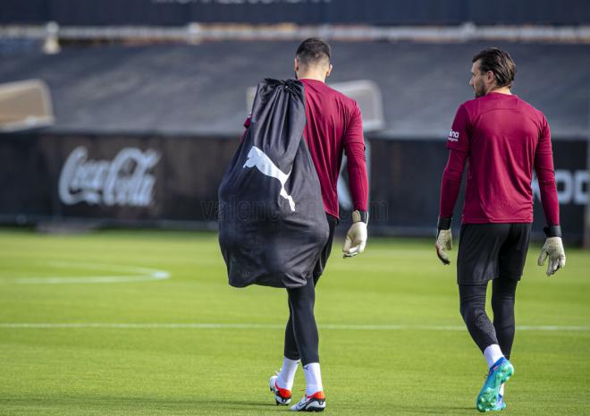 Giorgi Mamardashvili y Stole Dimitrievski, en Paterna (Foto: Valencia CF).