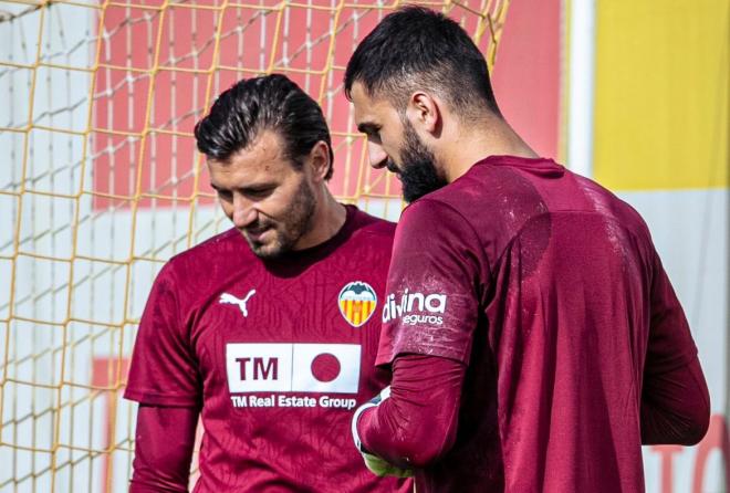 Giorgi Mamardashvili y Stole Dimitrievski, que se queda, pase lo que pase con el macedonio. (Foto: Valencia CF).