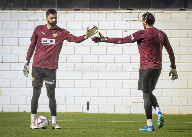 Giorgi Mamardashvili y Stole Dimitrievski, en Paterna (Foto: Valencia CF).