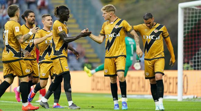 El Rayo en pretemporada con las equipaciones de la temporada pasada (@rayovallecano)