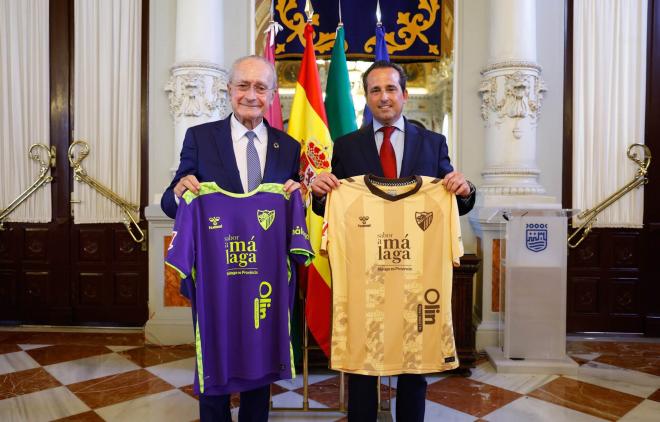 Francisco de la Torre y Kike Pérez, con la segunda y la tercera camiseta 2024/25. (MCF)