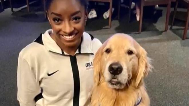 La gimnasta Simone Biles junto al perro del equipo técnico olímpico de Estados Unidos (Fuente: Cu