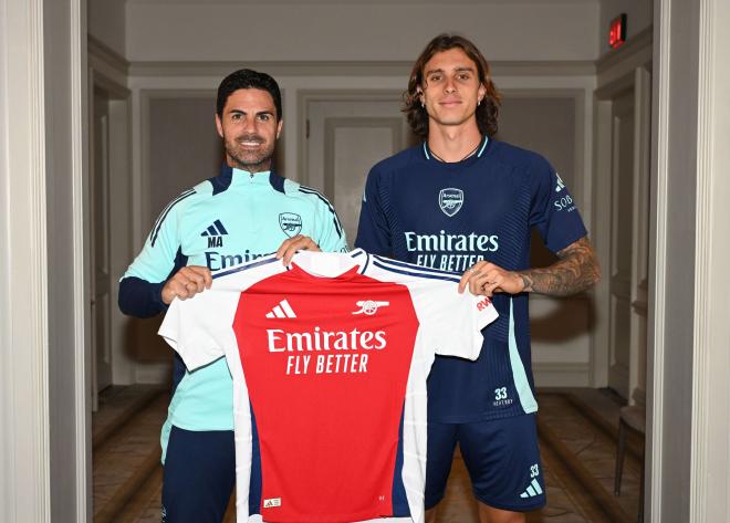 Riccardo Calafiori, presentado con el Arsenal junto a Mikel Arteta (Foto: AFC).