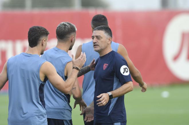 García Pimienta saluda a sus jugadores en el entrenamiento del Sevilla (Foto: Kiko Hurtado)