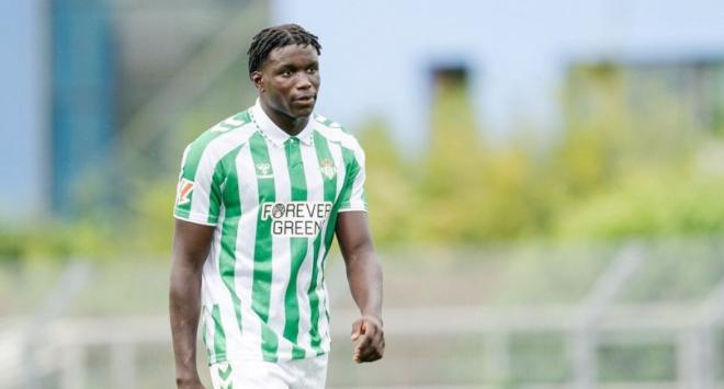 Nobel Mendy, durante una imagen de pretemporada con el Real Betis  (Foto: RBB)