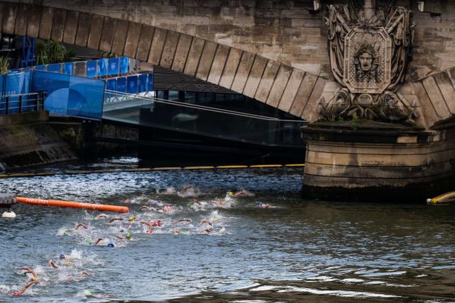 Las atletas nadando en el Sena durante la prueba femenina de triatlón (Cordon Press)