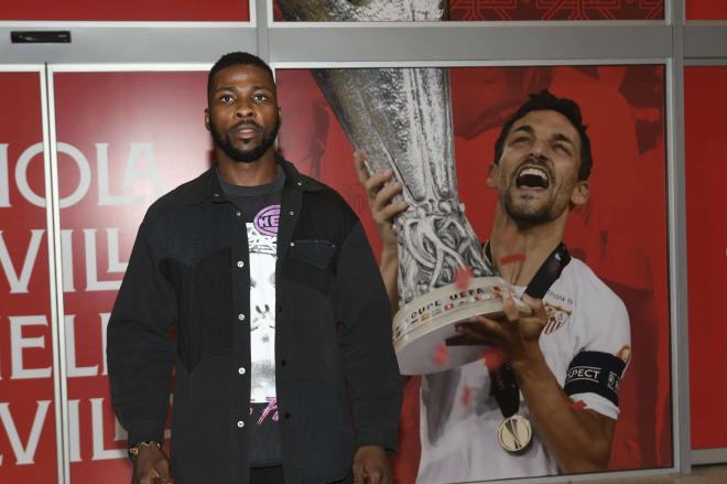 Iheanacho, en su llegada a Sevilla (Foto: Kiko Hurtado).