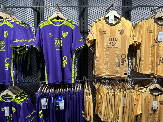 Así lucen las equipaciones alternativas en la tienda de La Rosaleda. (Foto: A.F.L)