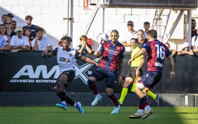 David Otorbi, ante el Levante UD (Foto: Valencia CF).